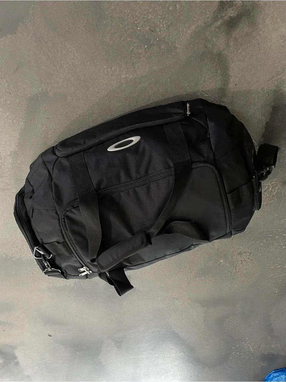 Oakley Black Duffel Bag - Men's Travel & Gym Bag (Jul 026)